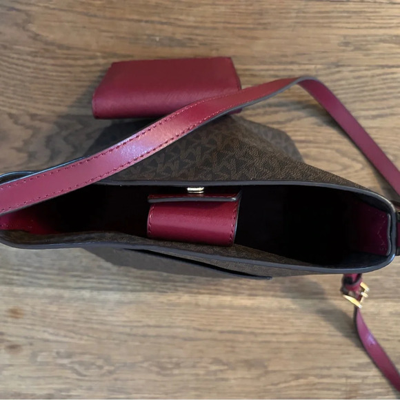 Like New Michael Kors Brown & Red Signature Bucket Bag Purse + Matching Wallet - Picture 5 of 10